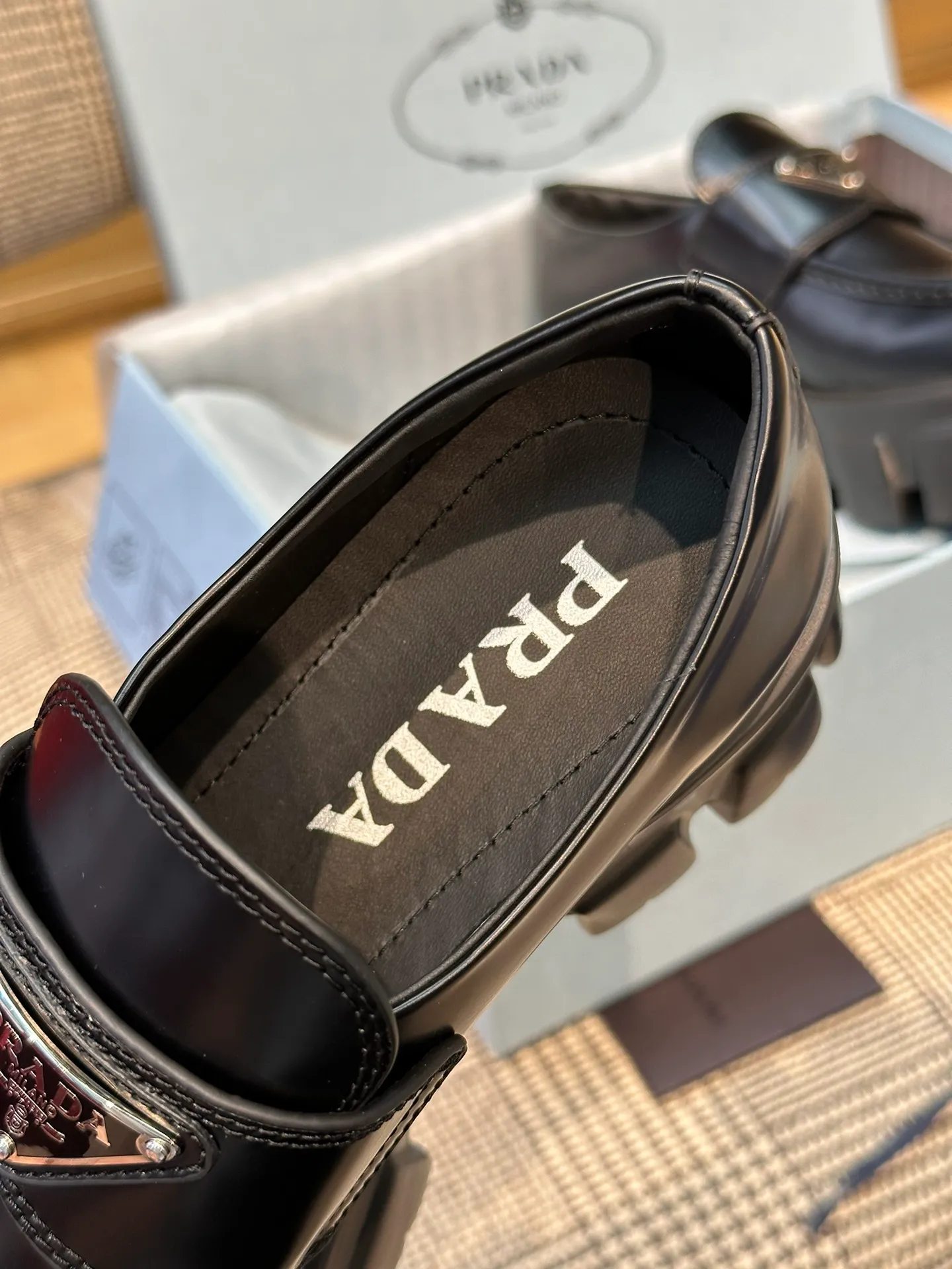 👟👟Ex-factory price 480👟👟 Women's shoe factory Prada ss23 new thick-soled loafers. The 2023 spring and summer new model is based on the classic model, ⚠️: the toe has been adjusted, with a goose crown shape, which is more rounded and stylish! ⚠️Attachment: 2023 genuine + old version comparison picture set! Classic wheel thick sole + classic Loaf upper, imported open-edge beaded calfskin material! The sole is made of foam material, which feels super comfortable on the feet. It is 5.5cm taller and is a perfect tool for long legs. The upper is open-edge beaded cowhide and decorated with a triangle logo! Code number 35-40